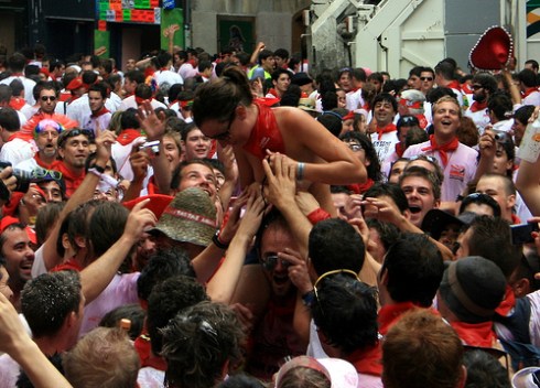Manoseamiento a una mujer en San Fermín. CC Abir Anwar