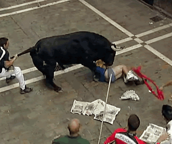 Captura de pantalla de una cogida en un encierro de San Fermín